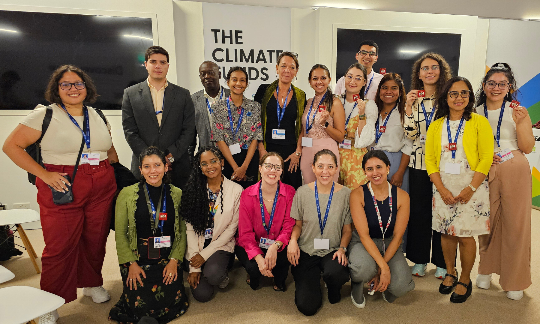 Juventudes Embajadoras por el Clima de América Latina en un evento de liderazgo climático en la COP.
