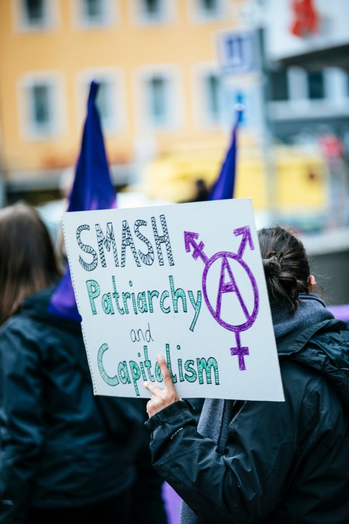 Ecofeministas protestan en Nürnberg Alemania. Llevan pancartas que dicen: aplasta el patriarcado y el capitalismo.